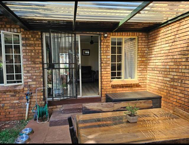 2 BEDROOM TOWNHOUSE FOR SALE IN ROOIHUISKRAAL NORTH